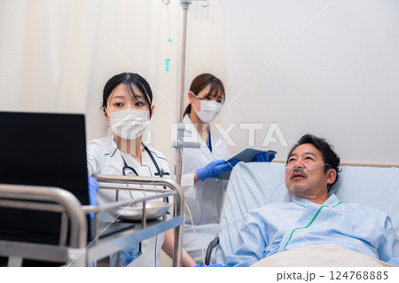 入院患者のケアをするスタッフ 124768885