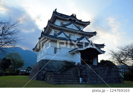 早朝の宇和島城 天守閣 124769103