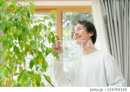 観葉植物の世話をする男性 観葉植物の世話をする男性 124769148