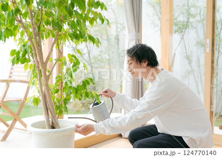 観葉植物の世話をする男性 124770140