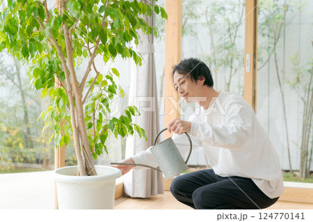 観葉植物の世話をする男性 観葉植物の世話をする男性 124770141