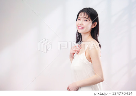 若い女性のビューティーイメージ（シンプル背景） 124770414
