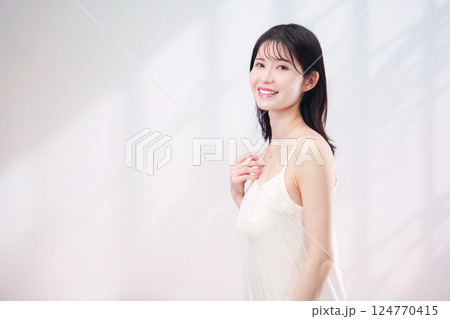 若い女性のビューティーイメージ（シンプル背景） 124770415