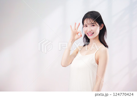 若い女性のビューティーイメージ(シンプル背景) 若い女性のビューティーイメージ(シンプル背景) 124770424