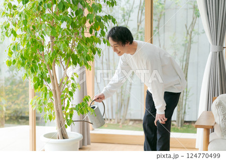 観葉植物の世話をする男性 観葉植物の世話をする男性 124770499