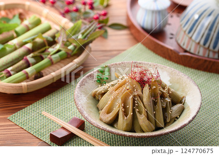 春の食材 イタドリの油炒め 春の食材 イタドリの油炒め 124770675