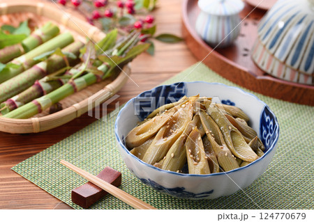 春の食材 イタドリの油炒め 124770679