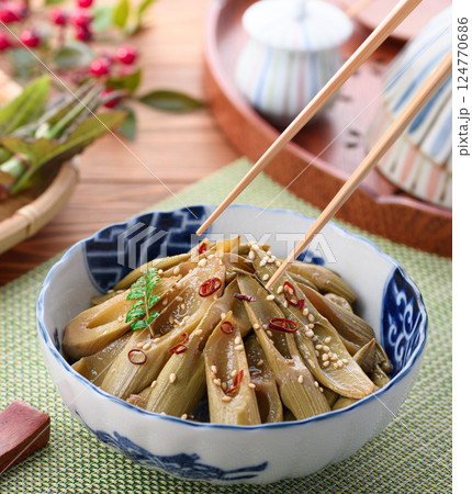 春の食材 イタドリの油炒め 124770686