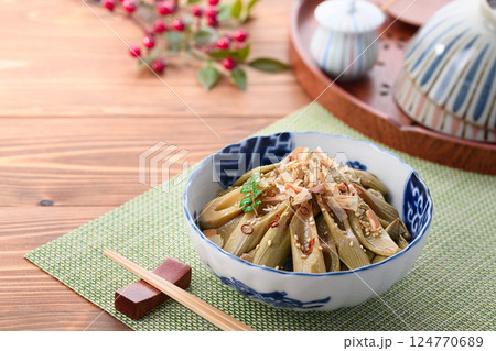 春の食材 イタドリの油炒め 春の食材 イタドリの油炒め 124770689