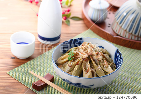 春の食材 イタドリの油炒め 124770690