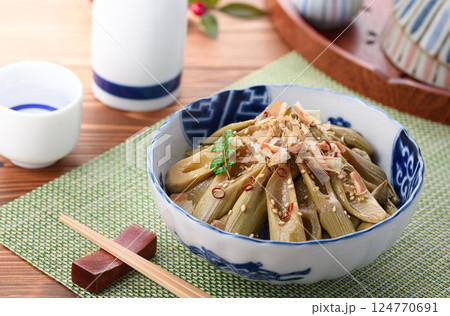 春の食材 イタドリの油炒め 春の食材 イタドリの油炒め 124770691