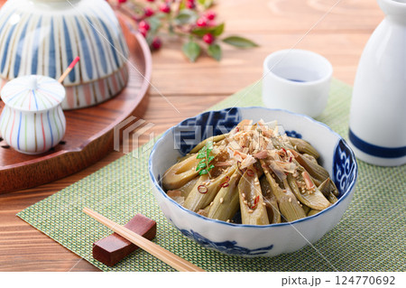 春の食材 イタドリの油炒め 春の食材 イタドリの油炒め 124770692