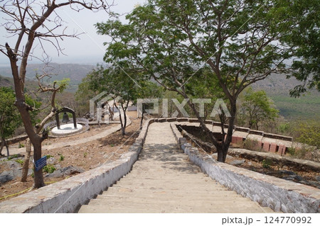 インド　仏教八大聖地ラージギル 124770992