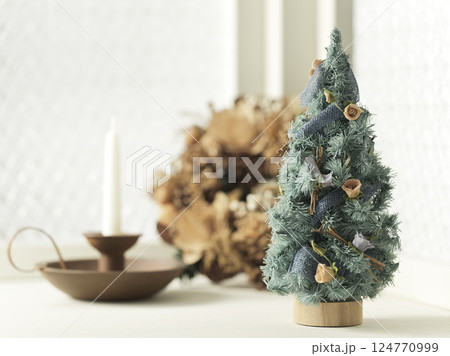 窓辺に飾られたクリスマスツリーとリース クリスマスイメージ 窓辺に飾られたクリスマスツリーとリース クリスマスイメージ 124770999