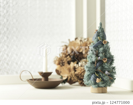 窓辺に飾られたクリスマスツリーとリース　クリスマスイメージ 124771000