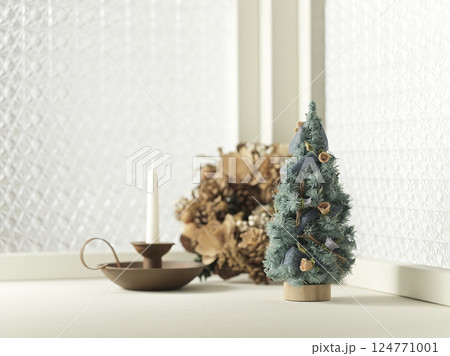 窓辺に飾られたクリスマスツリーとリース　クリスマスイメージ 124771001