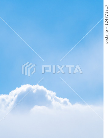 冬の青空と雲の爽やかな景色 冬の青空と雲の爽やかな景色 124771217