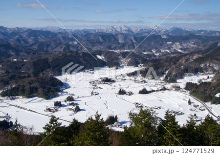 三河内の棚田雪景色　三つ子山山頂から　山並み 124771529