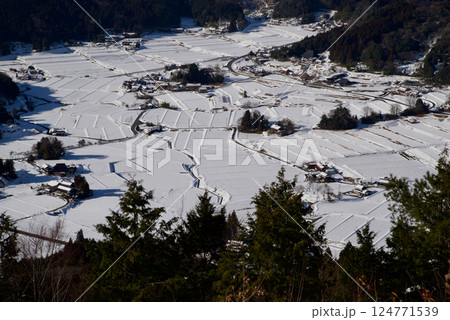 三河内の棚田雪景色　三つ子山山頂からの眺望 124771539