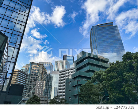 都会の高層マンションと青空と白い雲、昼 124772319
