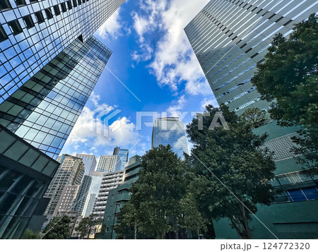 都会の高層マンションと青空と白い雲、昼 124772320
