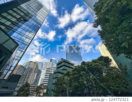 都会の高層マンションと青空と白い雲、昼 124772321