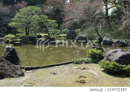 春の日の京都城南宮の庭園 124772397