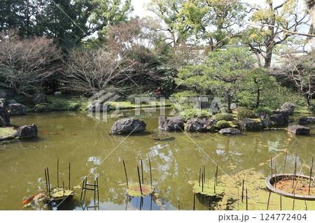春の日の京都城南宮の庭園 124772404