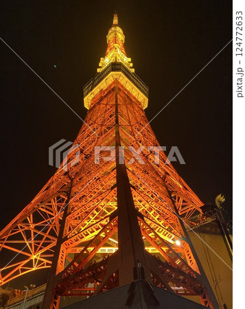 ライトアップされた夜の東京タワー 124772633