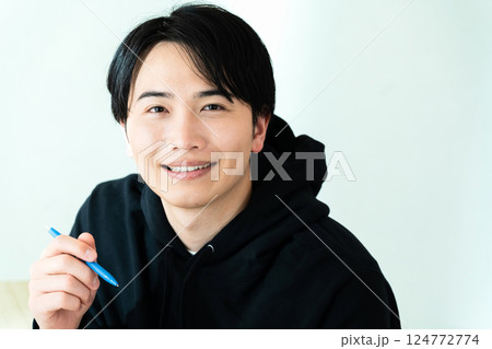 笑顔の若い男性 124772774