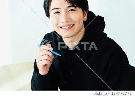 笑顔の若い男性 124772775