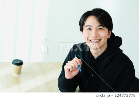 笑顔の若い男性 124772779