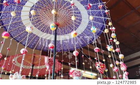 和傘と吊るし雛飾りの日本風ディスプレイ 124772985