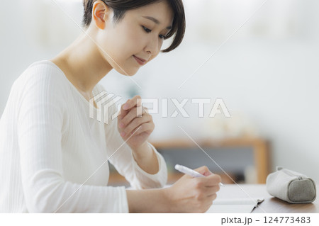 リビングで勉強をする30代女性 リビングで勉強をする30代女性 124773483