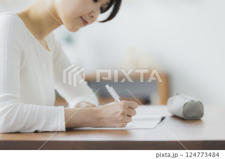 リビングで勉強をする30代女性 124773484
