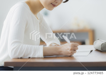 リビングで勉強をする30代女性 リビングで勉強をする30代女性 124773485