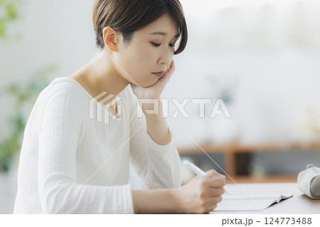 リビングで勉強をする30代女性 リビングで勉強をする30代女性 124773488