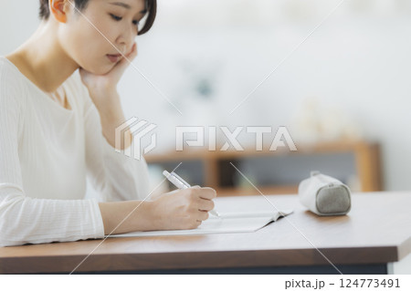 リビングで勉強をする30代女性 リビングで勉強をする30代女性 124773491