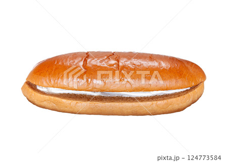 クリームをサンドした黒糖コッペパン【白背景・切り抜き】 124773584