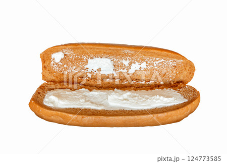 クリームをサンドした黒糖コッペパン【白背景・切り抜き】 124773585