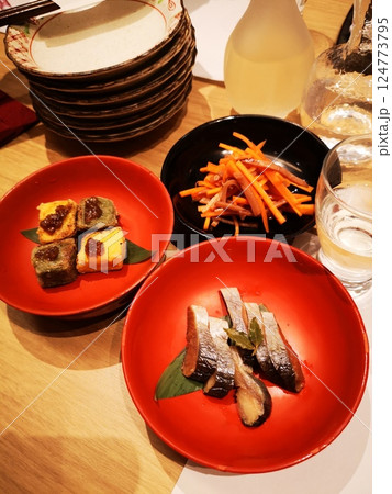 日本料理屋さんの三種盛り合わせ 124773795