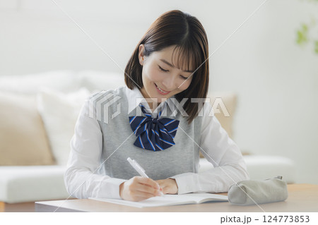 勉強をする女子高生 勉強をする女子高生 124773853