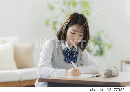 勉強をする女子高生 勉強をする女子高生 124773854