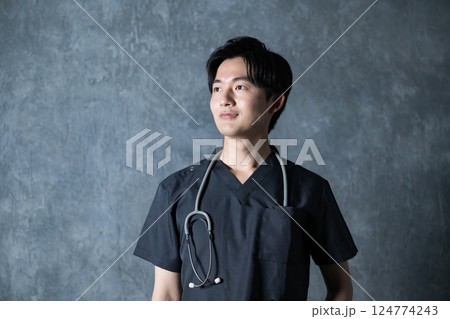 スクラブを着た笑顔の若い男性医師のイメージ スクラブを着た笑顔の若い男性医師のイメージ 124774243