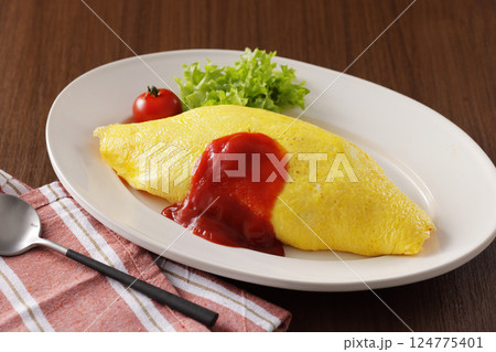ケチャップをかけた美味しそうなオムライス 124775401