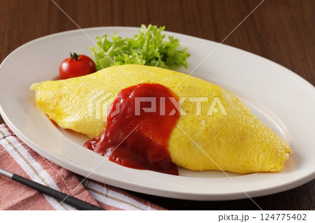 ケチャップをかけた美味しそうなオムライス 124775402