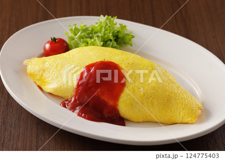 ケチャップをかけた美味しそうなオムライス ケチャップをかけた美味しそうなオムライス 124775403