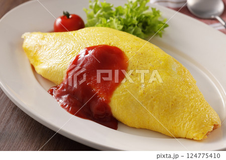 ケチャップをかけた美味しそうなオムライス 124775410