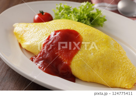 ケチャップをかけた美味しそうなオムライス 124775411