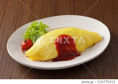 ケチャップをかけた美味しそうなオムライス 124775413
